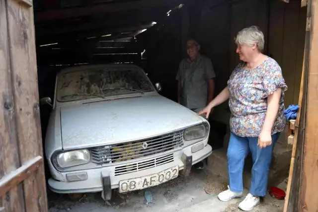 36 yıldır saklıyor! 'Yol yapılacak' dediler, yine de eşinden hatıra kalan otomobili garajdan çıkarmadı