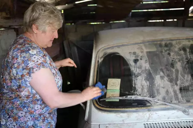 36 yıldır saklıyor! 'Yol yapılacak' dediler, yine de eşinden hatıra kalan otomobili garajdan çıkarmadı