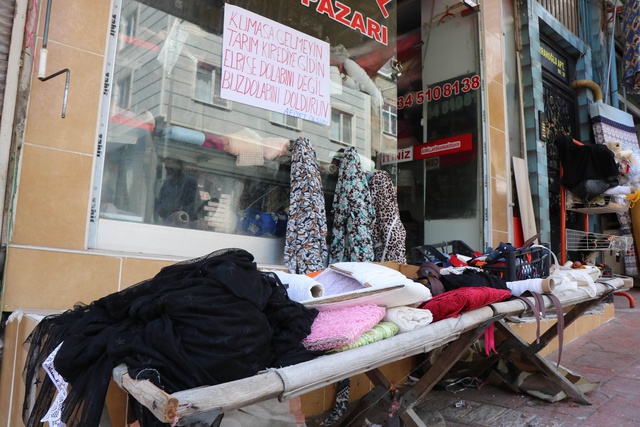 Samsunlu esnaf bunu hiç beklemiyordu! Dükkanının camına astığı yazı sonrası işleri açıldı Samsunlu esnaf bunu hiç beklemiyordu! Dükkanının camına astığı yazı sonrası işleri açıldı