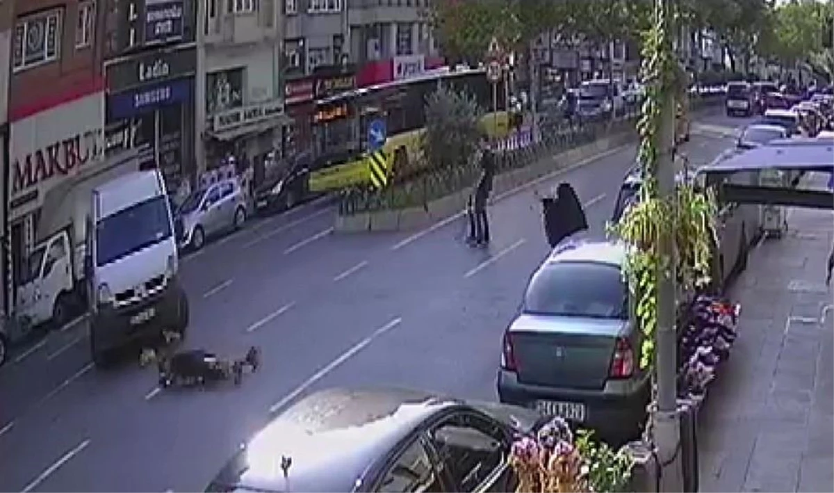 Fatih\'te elektrikli scooter ile minibüs çarpıştı, kaza anları kamerada