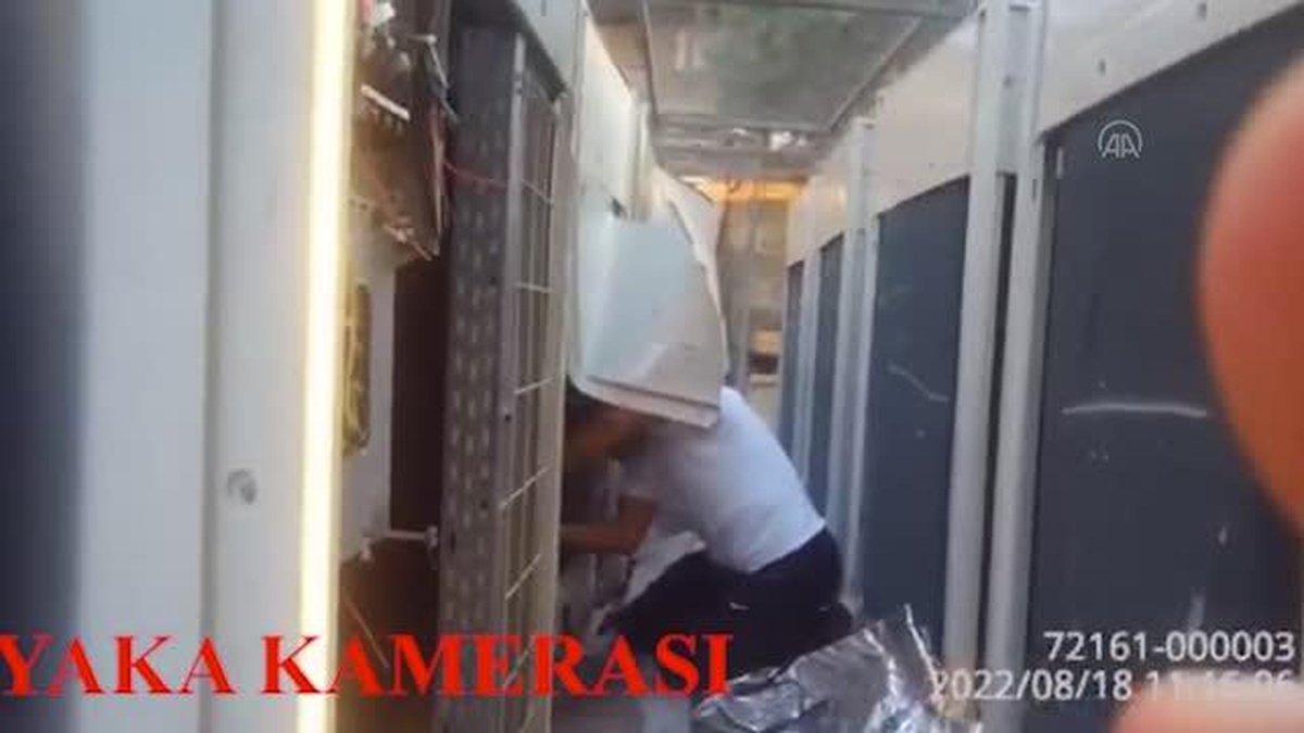 Gaziantep\'te hırsızlık şüphelisinin yakalanması bekçinin yaka kamerasınca kaydedildi