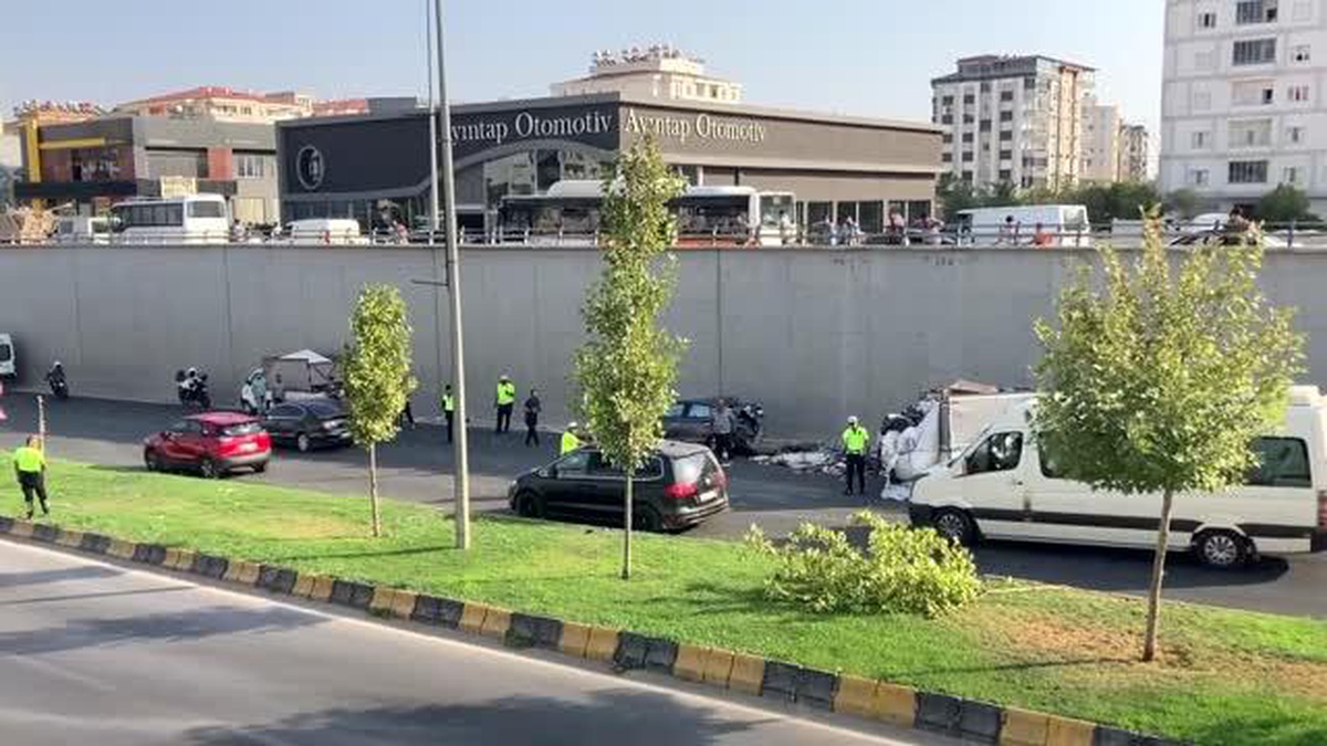 Gaziantep\'te minibüs, kamyonet ve otomobilin çarpışması sonucu 3 kişi yaralandı