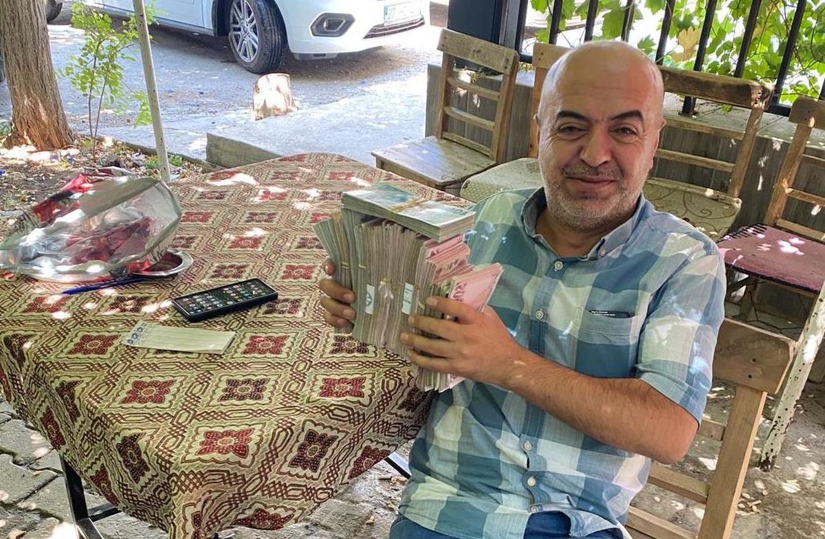 Gaziantep\'te çay ocağı sahibi masada bulduğu 153 bin lirayı sahibine teslim etti