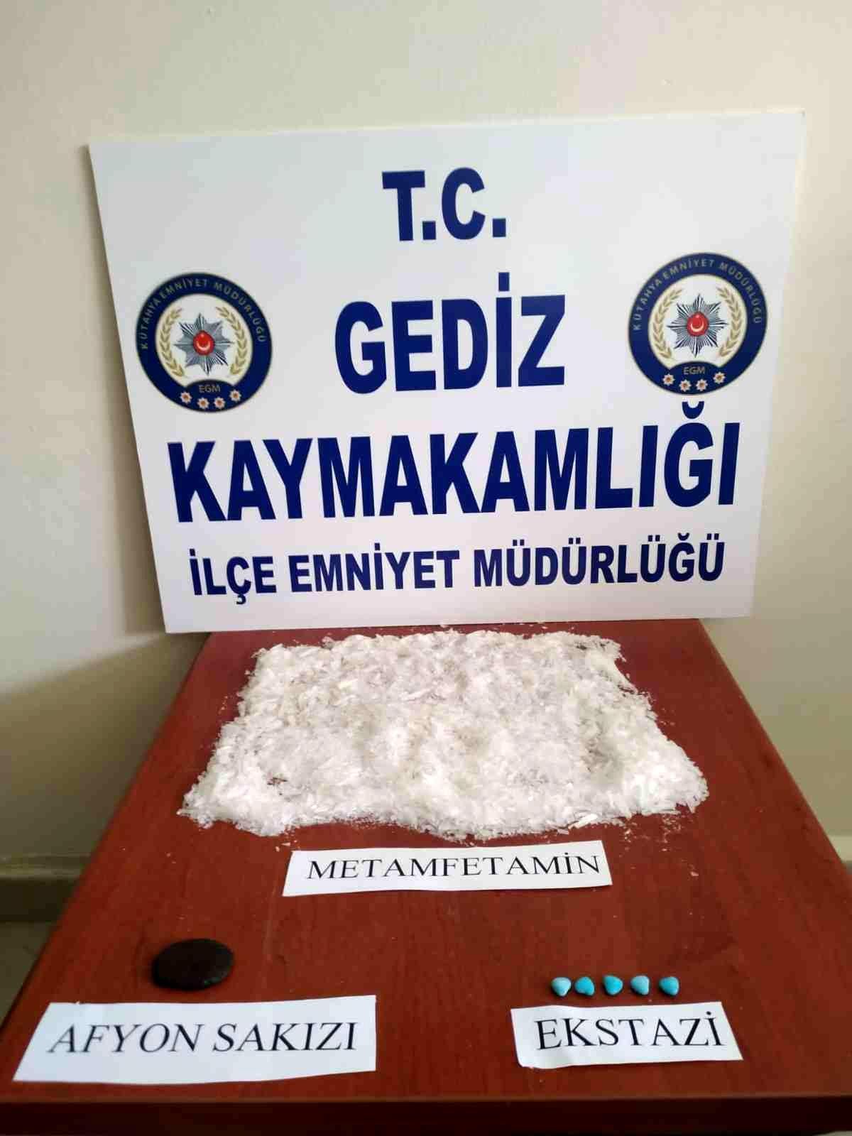 Gediz\'de durdurulan araçta uyuşturucu ele geçirildi