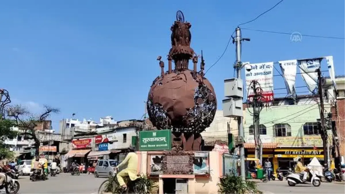 Geri dönüştürülen atıklar, Varanasi şehrin sokaklarını süslüyor