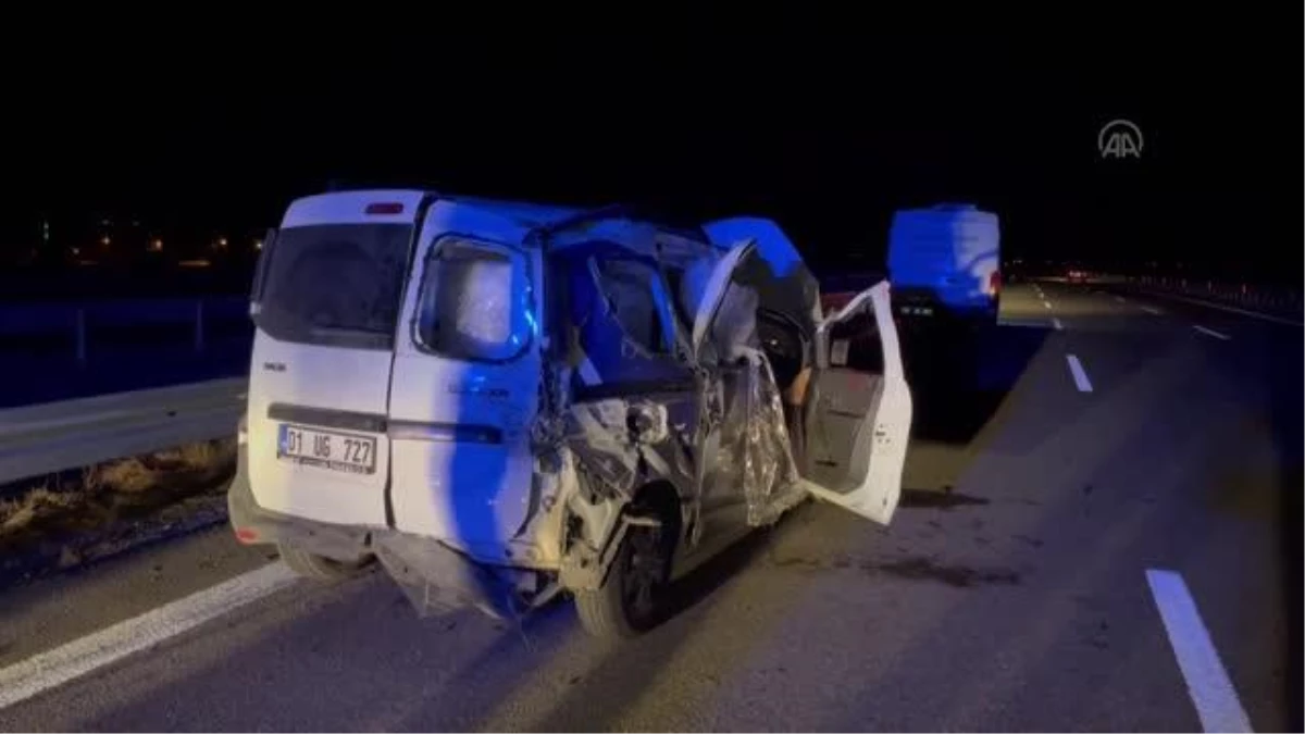 Aksaray\'da hafif ticari araç bariyerlere çarptı, 1 kişi öldü, 1 kişi yaralandı