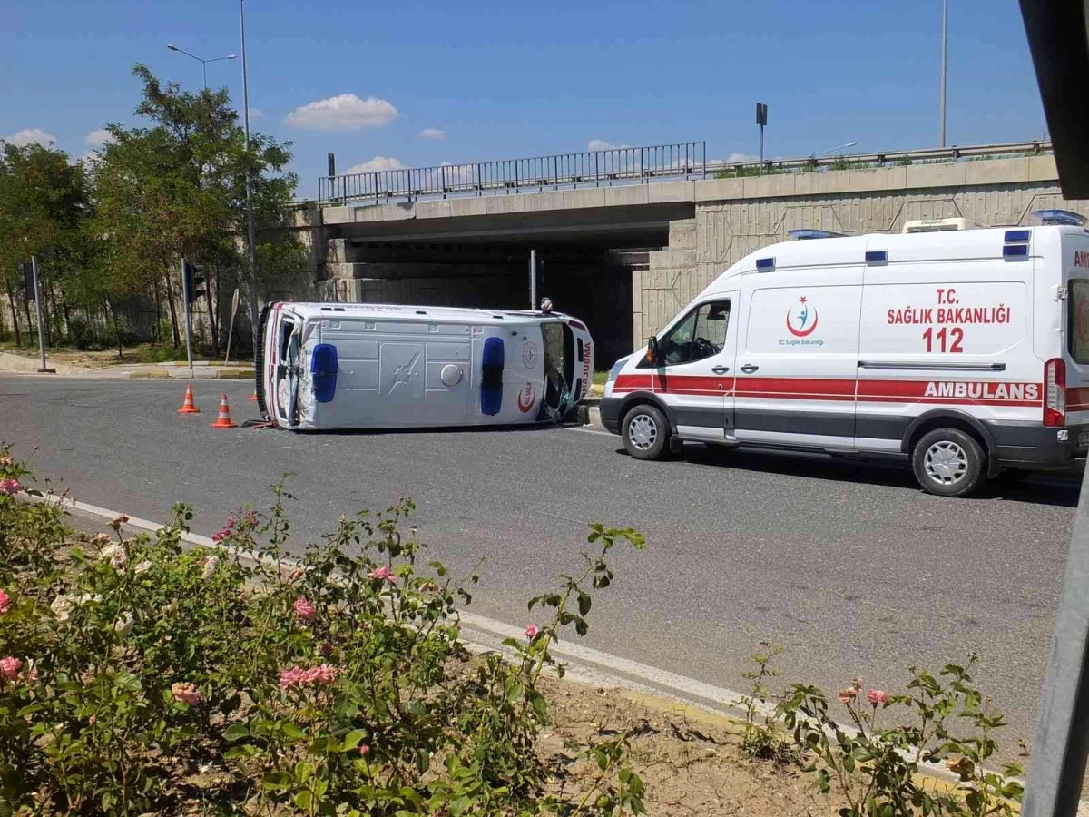 Hasta almaya giden ambulans kaza yaptı, sürücüsü yaralandı