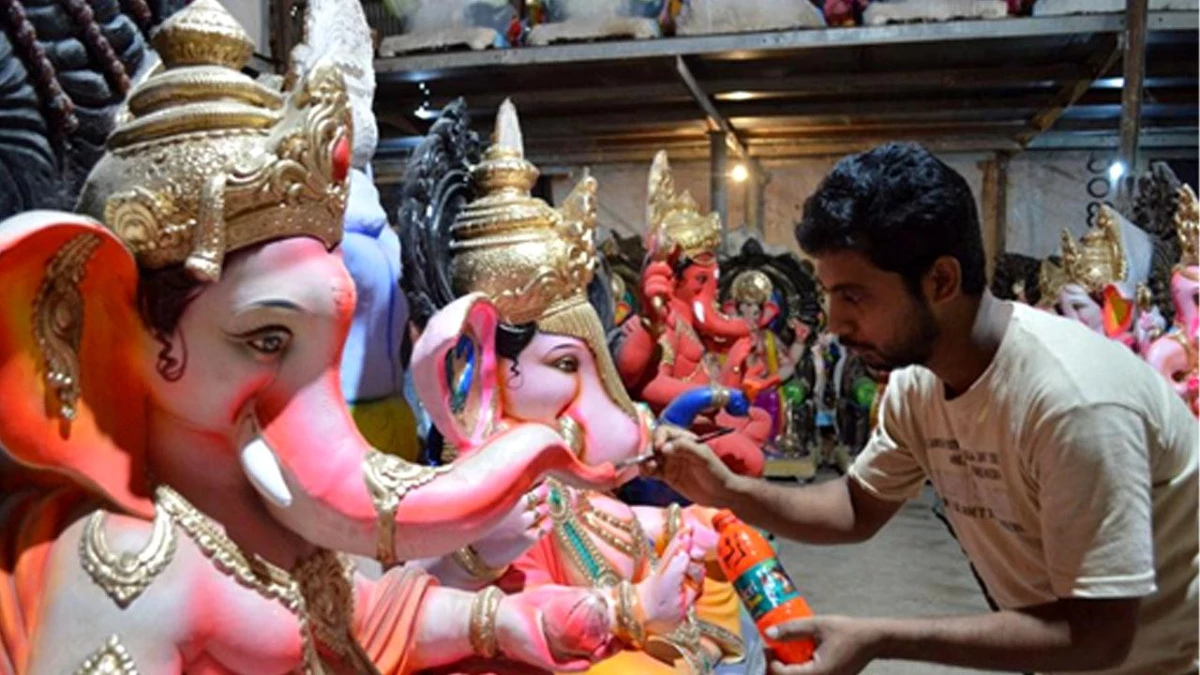 Hindistan\'da Zanaatçılar Yaklaşan Ganesh Chaturthi Festivali\'ne Hazırlanıyor