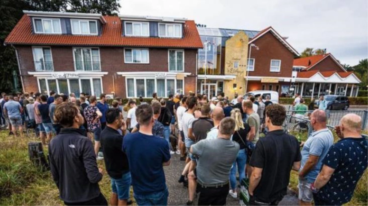 Hollanda\'da hükümetin 300 mülteciyi yerleştirmek istediği bölgenin halkı isyan etti: Güzel köyümüze ne yapıyorsunuz?