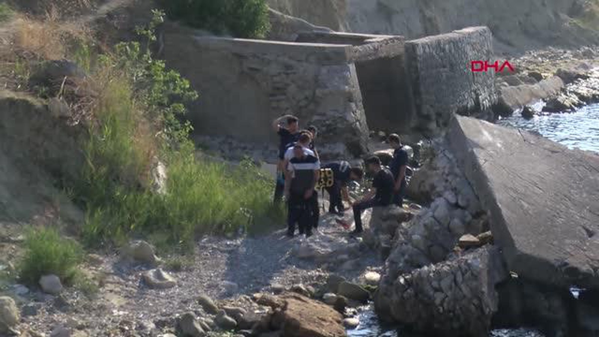 BEYLİKDÜZÜ\'NDE BALIK TUTARKEN AYAĞI KAYALIKLARA SIKIŞTI