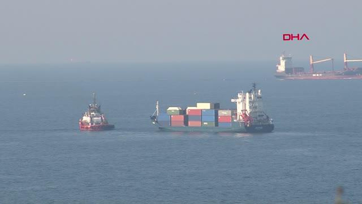 İSTANBUL BOĞAZ\'INDA GEMİ ARIZASI, EKİPLER TARAFINDAN KURTARILDI