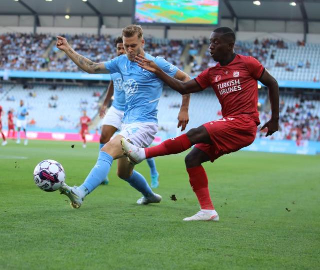 İsveç'te avantajı alamadık! Sivasspor, Malmö deplasmanında 3-1 mağlup oldu İsveç'te avantajı alamadık! Sivasspor, Malmö deplasmanında 3-1 mağlup oldu