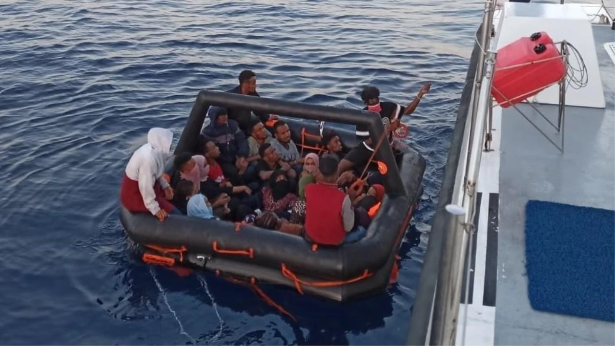 İzmir açıklarında 44 düzensiz göçmen yakalandı, 23\'ü kurtarıldı
