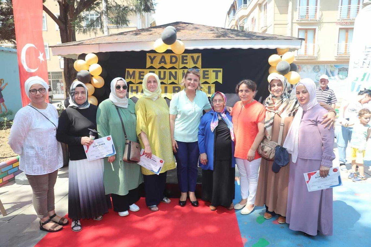 İzmit Belediyesi Yaşama Destek Evi\'nde İlk Mezuniyet Sevinci