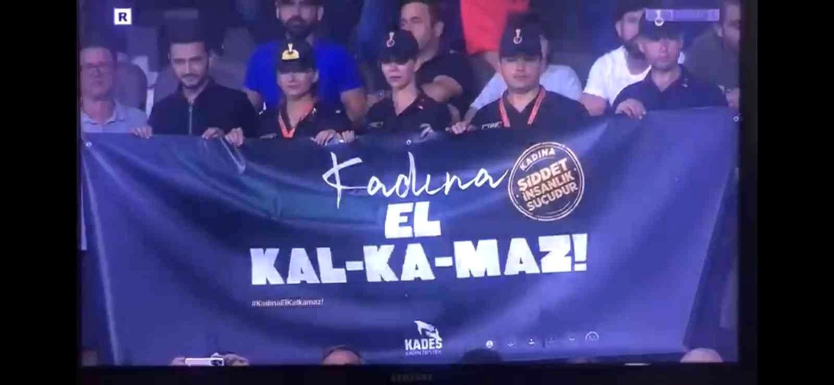 Jandarmadan stadyumda, \'Kadına El Kalkamaz\' pankartı