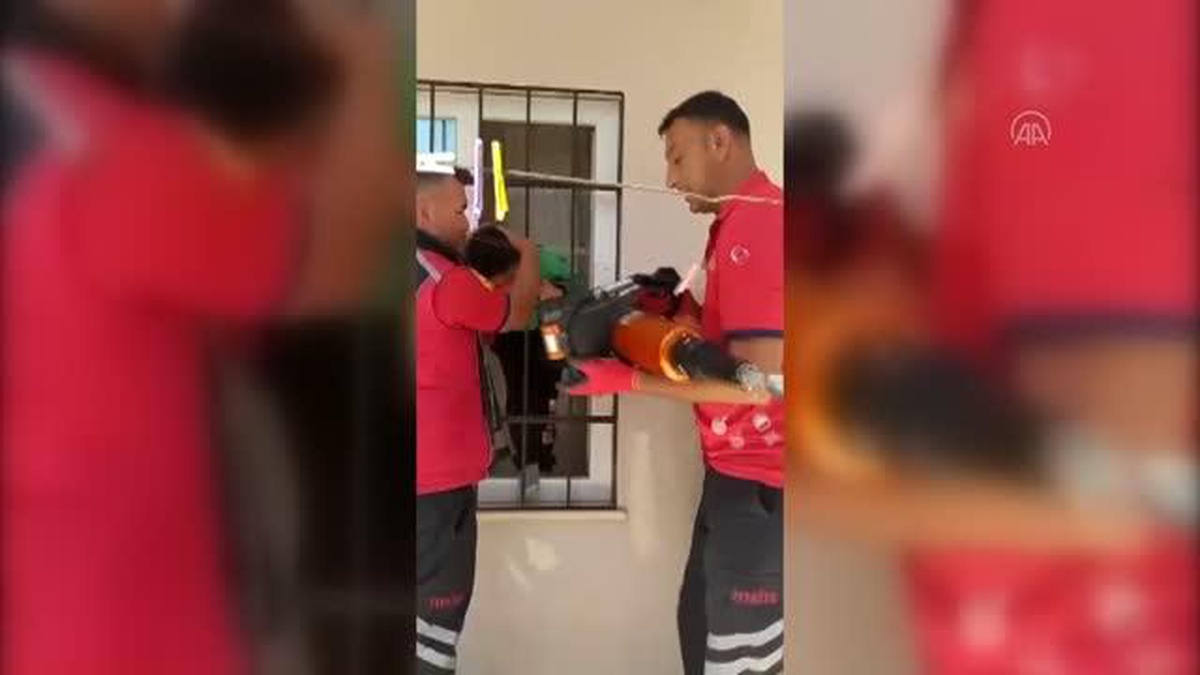 Niğde\'de kafası demir korkuluklara sıkışan çocuk kurtarıldı