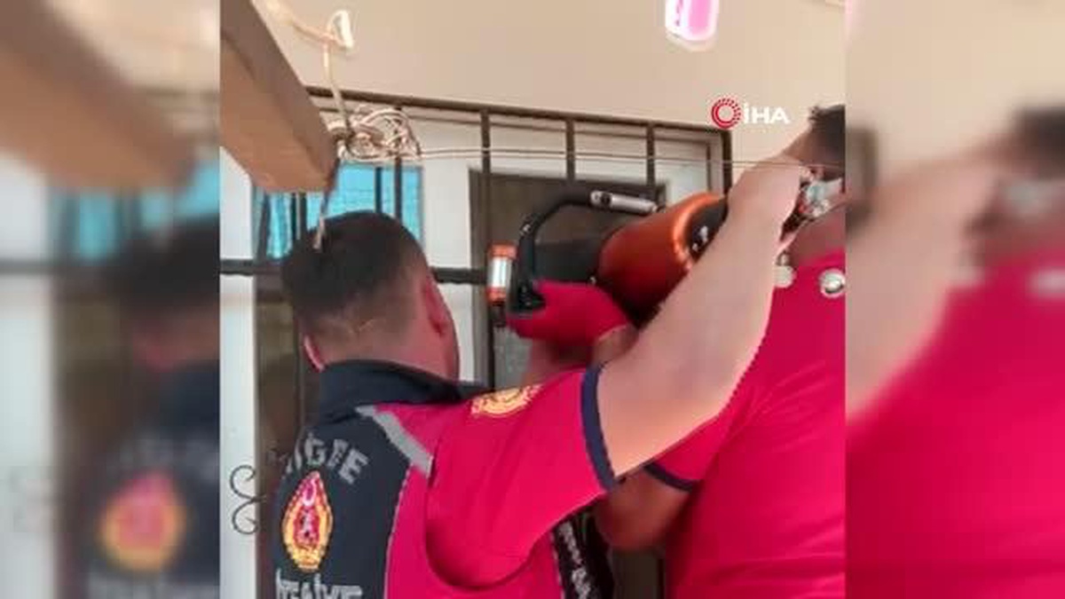 Çocuğun kafası demir parmaklıklara sıkıştı