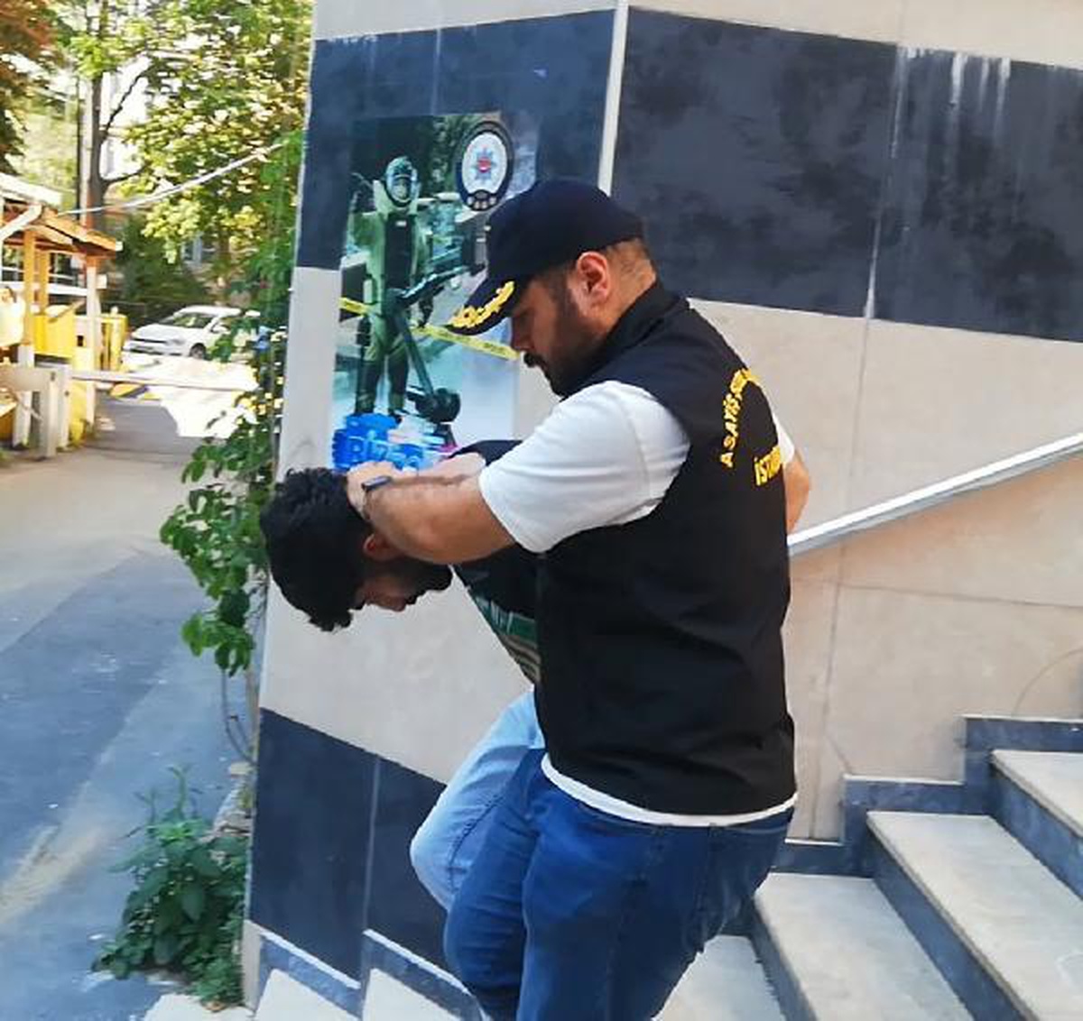KAĞITHANE\'DE AÇIK PENCERE HIRSIZI BİNAYA BÖYLE TIRMANDI