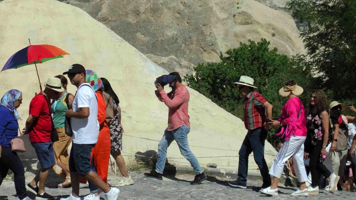 Kapadokya\'daki kiliseleri gezmek için dakikalarca sıra beklediler