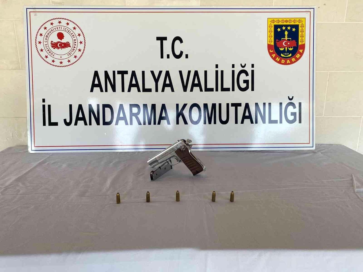 Kaş\'ta jandarma ruhsatsız tabanca ele geçirdi