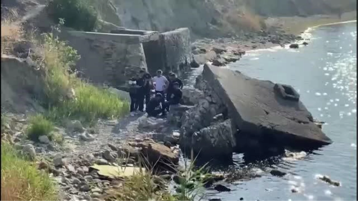 İstanbul\'da kayalıklarda mahsur kalan kişiyi itfaiye kurtardı