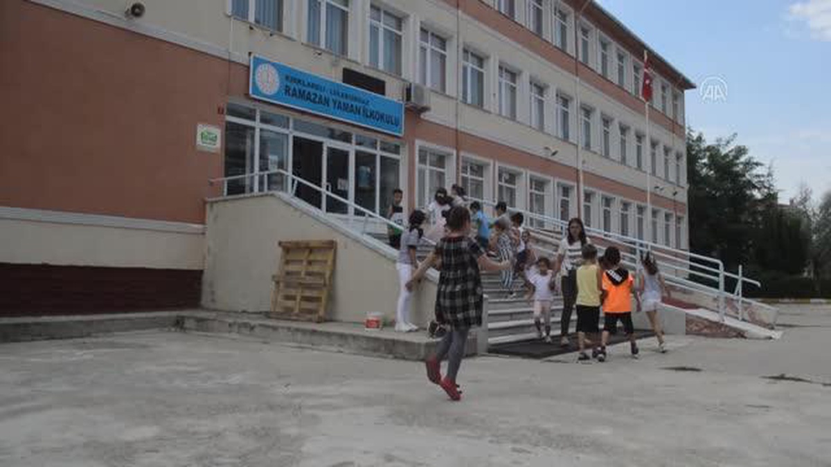 Gülay öğretmen öğrencilerine yaz tatilinde de okuma yazma öğretiyor