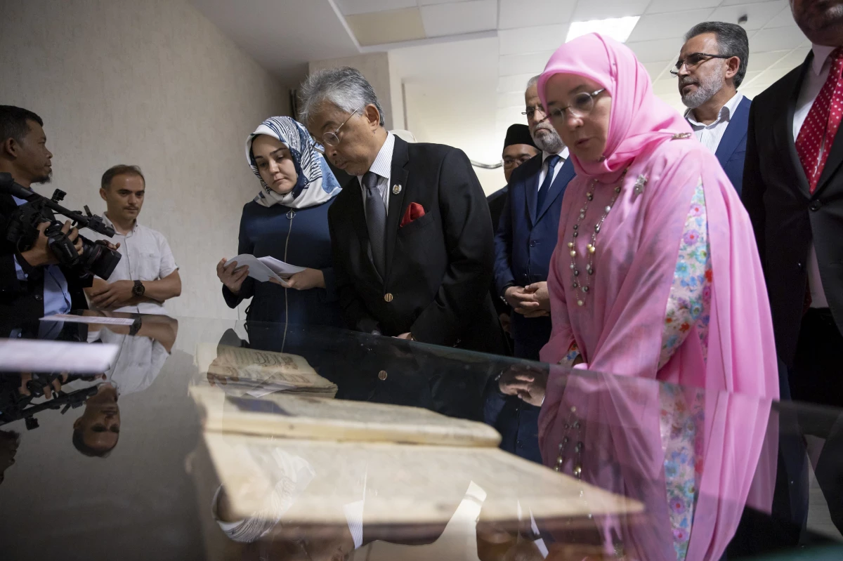 Malezya Kralı Abdullah Şah ile Kraliçe Tunku Azizah, Diyanet İşleri Başkanlığı kütüphanesini gezdi