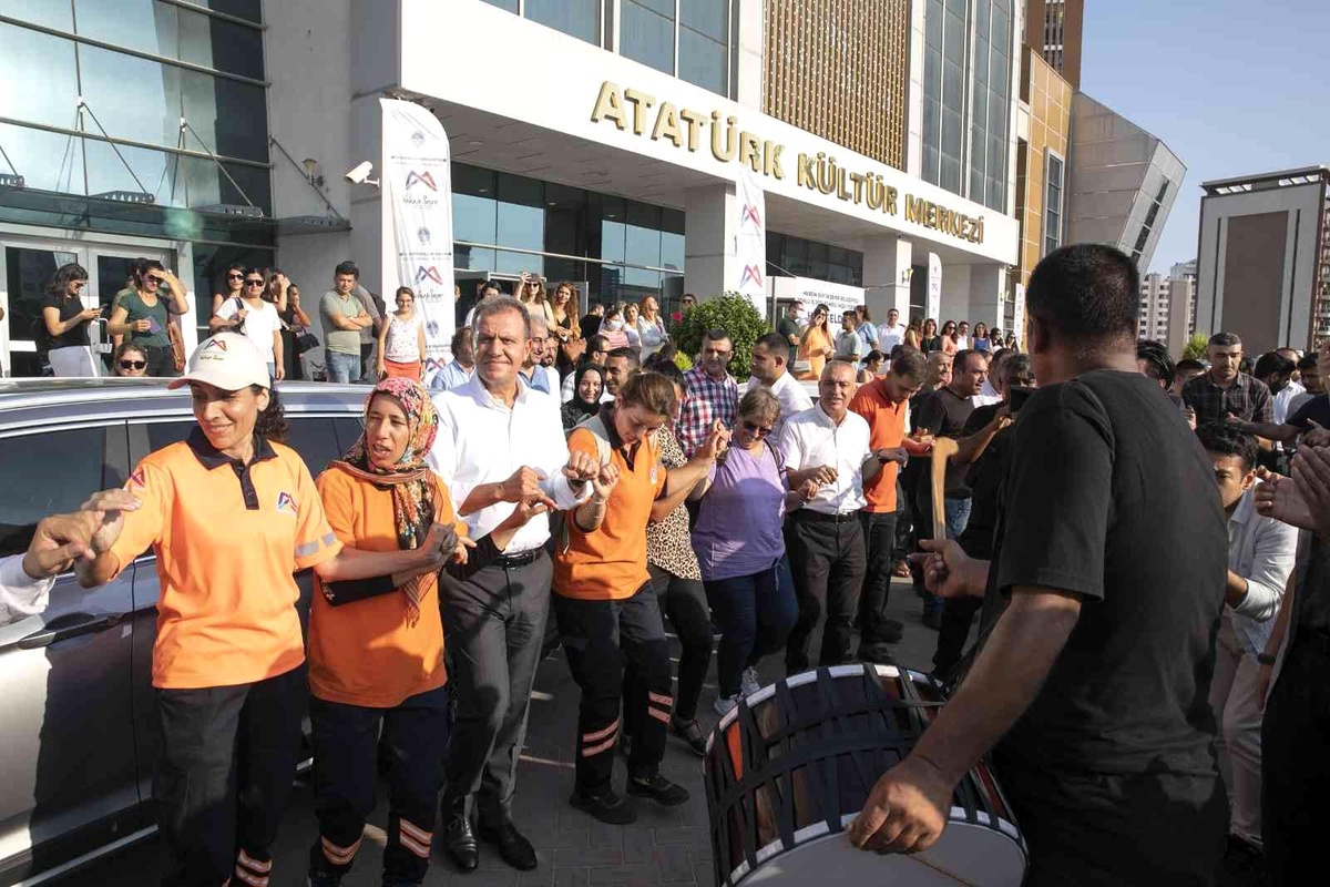 Belediye çalışanları maaşlarına yapılan zam sonrası belediye başkanıyla omuz omuza halay çekti