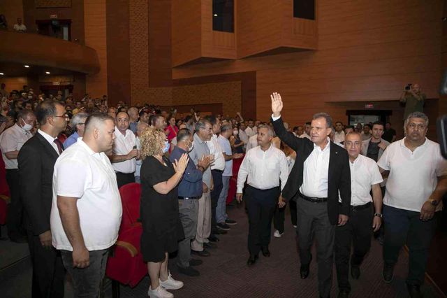 Belediyenin yaptığı zammı, işçiler halay çekerek kutladı Belediyenin yaptığı zammı, işçiler halay çekerek kutladı
