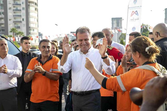 Belediyenin yaptığı zammı, işçiler halay çekerek kutladı Belediyenin yaptığı zammı, işçiler halay çekerek kutladı