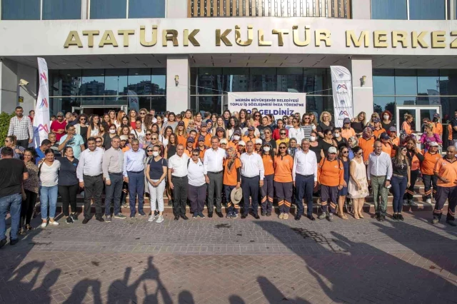Belediyenin yaptığı zammı, işçiler halay çekerek kutladı Belediyenin yaptığı zammı, işçiler halay çekerek kutladı