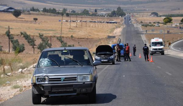 Motor kısmından duman yükselince arabadan inen aileye başka araç çarptı: 2 ölü, 4 yaralı Motor kısmından duman yükselince arabadan inen aileye başka araç çarptı: 2 ölü, 4 yaralı
