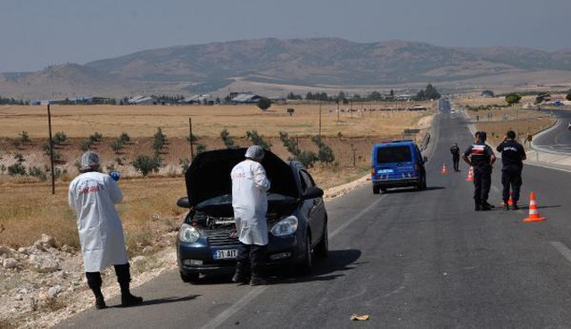Motor kısmından duman yükselince arabadan inen aileye başka araç çarptı: 2 ölü, 4 yaralı Motor kısmından duman yükselince arabadan inen aileye başka araç çarptı: 2 ölü, 4 yaralı