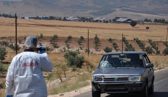 Motor kısmından duman yükselince arabadan inen aileye başka araç çarptı: 2 ölü, 4 yaralı Motor kısmından duman yükselince arabadan inen aileye başka araç çarptı: 2 ölü, 4 yaralı