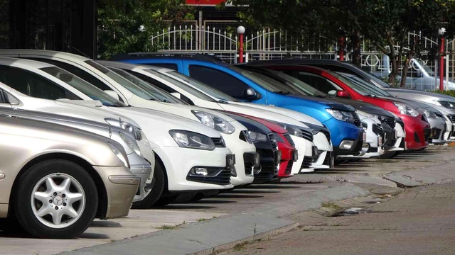 Oto galericiler, 6 ay ve 6 bin kilometre şartının vatandaşlara da uygulanmasını istiyor Oto galericiler, 6 ay ve 6 bin kilometre şartının vatandaşlara da uygulanmasını istiyor