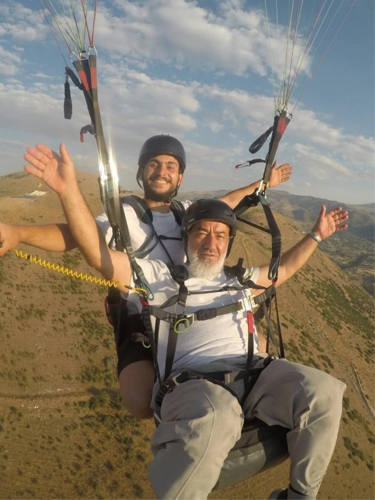 Paraşütle uçan 64 yaşındaki adamın heyecanlı anları kamerada