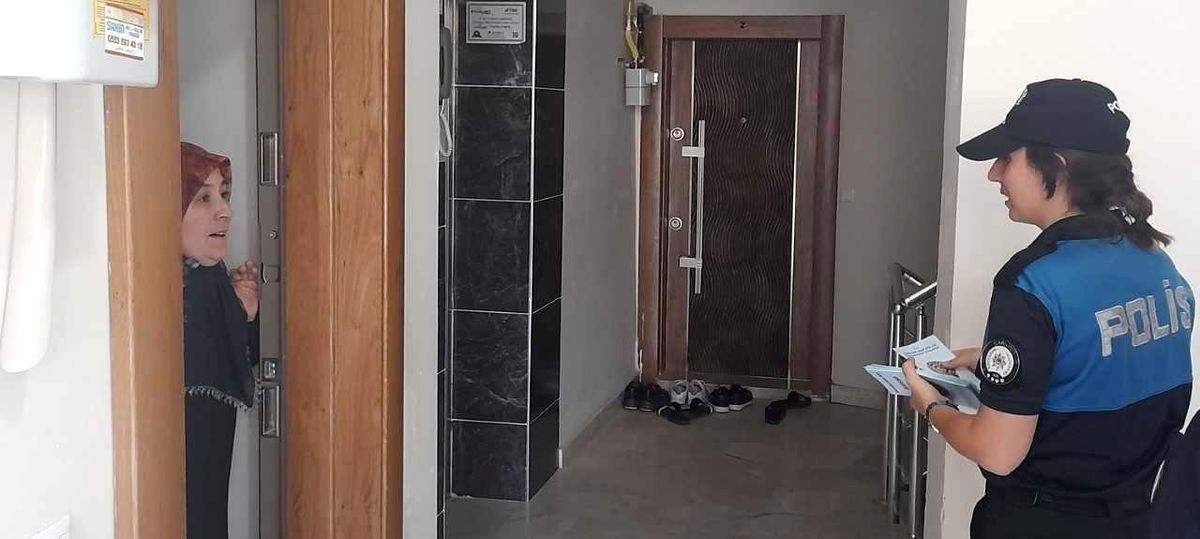 Polis ekiplerinden vatandaşlara seyyar satıcı ve dilenci uyarısı