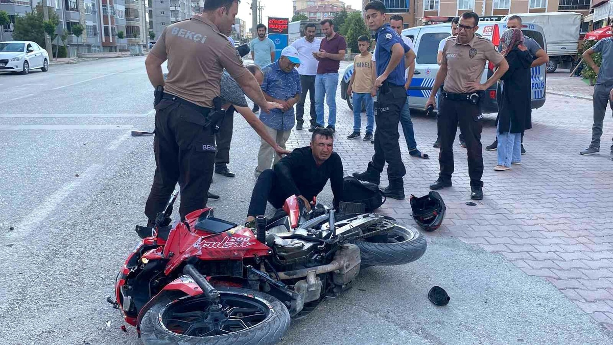 Polisten kaçan motosiklet sürücüsü kamyonete çarpınca yakalandı