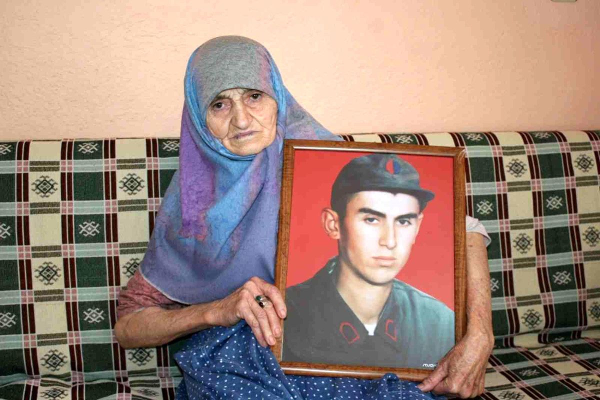 Şehit oğlu için çocuklara şeker dağıtıyor