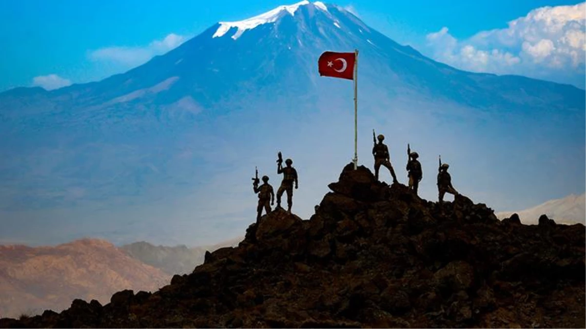 Mehmetçik, teröristlerden temizlenen Tendürek\'te Türk bayrağıyla poz verdi