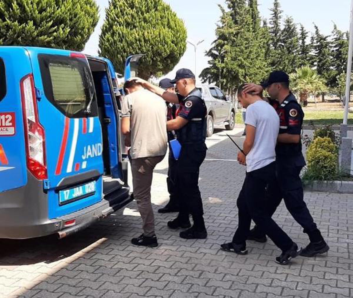 Sürat teknesiyle Midilli\'ye kaçma hazırlığındaki 2 FETÖ şüphelisi yakalandı