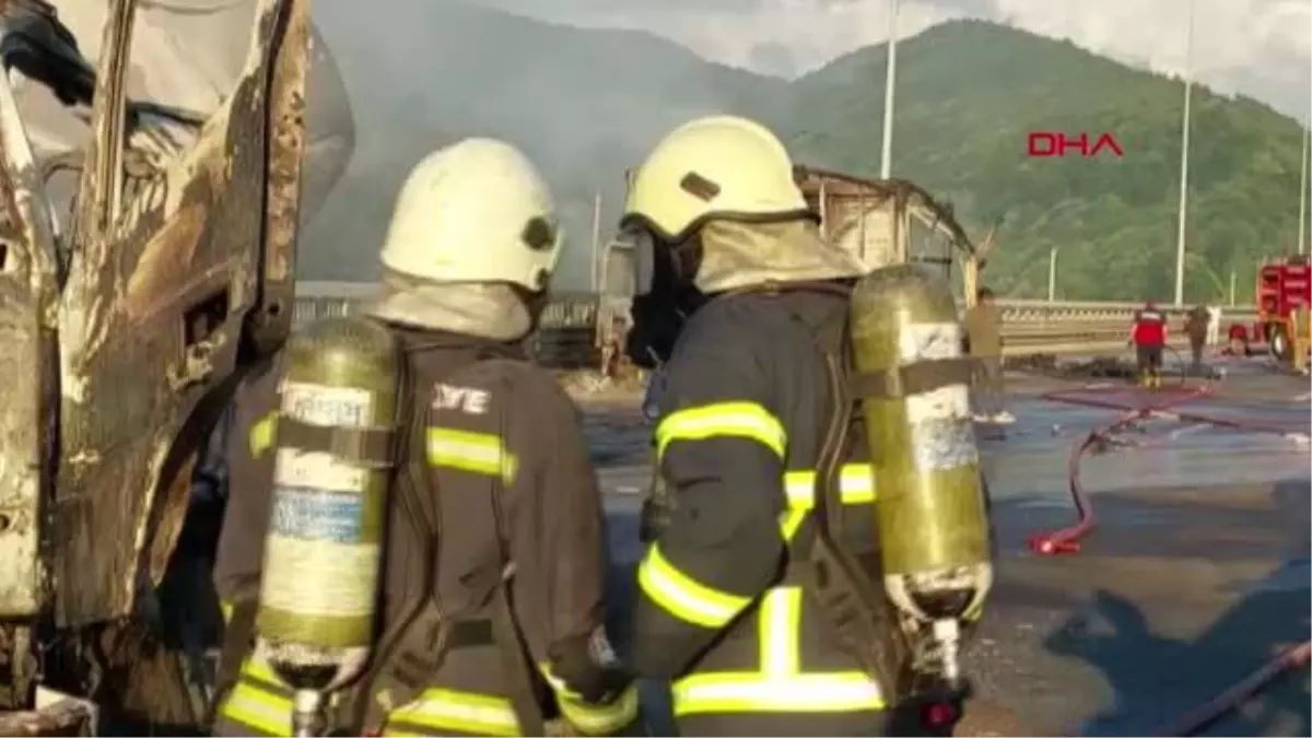 Tanker ile çarpışan TIR yandı, İstanbul istikameti ulaşıma kapandı: 2 yaralı (1)