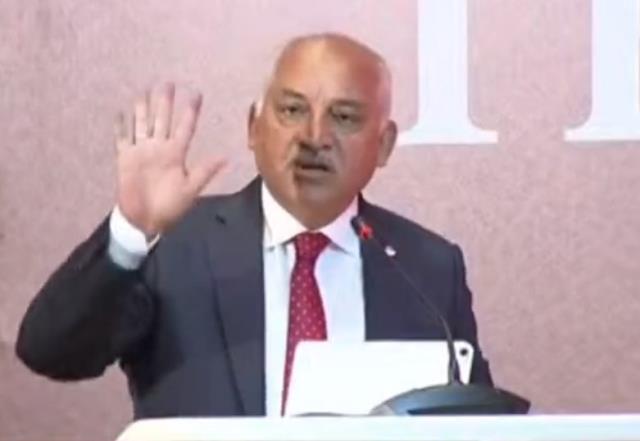 TFF Başkanı Mehmet Büyükekşi'nin basın toplantısında yaptığı hareket ortalığı ayağa kaldırdı TFF Başkanı Mehmet Büyükekşi'nin basın toplantısında yaptığı hareket ortalığı ayağa kaldırdı