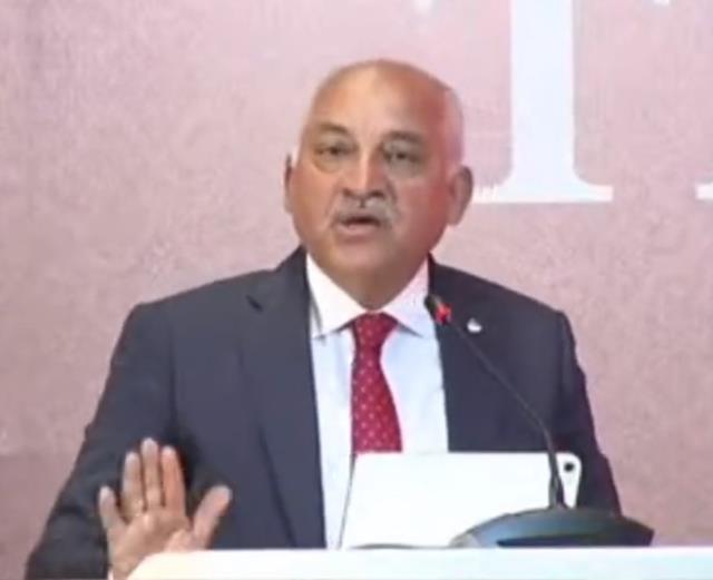 TFF Başkanı Mehmet Büyükekşi'nin basın toplantısında yaptığı hareket ortalığı ayağa kaldırdı TFF Başkanı Mehmet Büyükekşi'nin basın toplantısında yaptığı hareket ortalığı ayağa kaldırdı