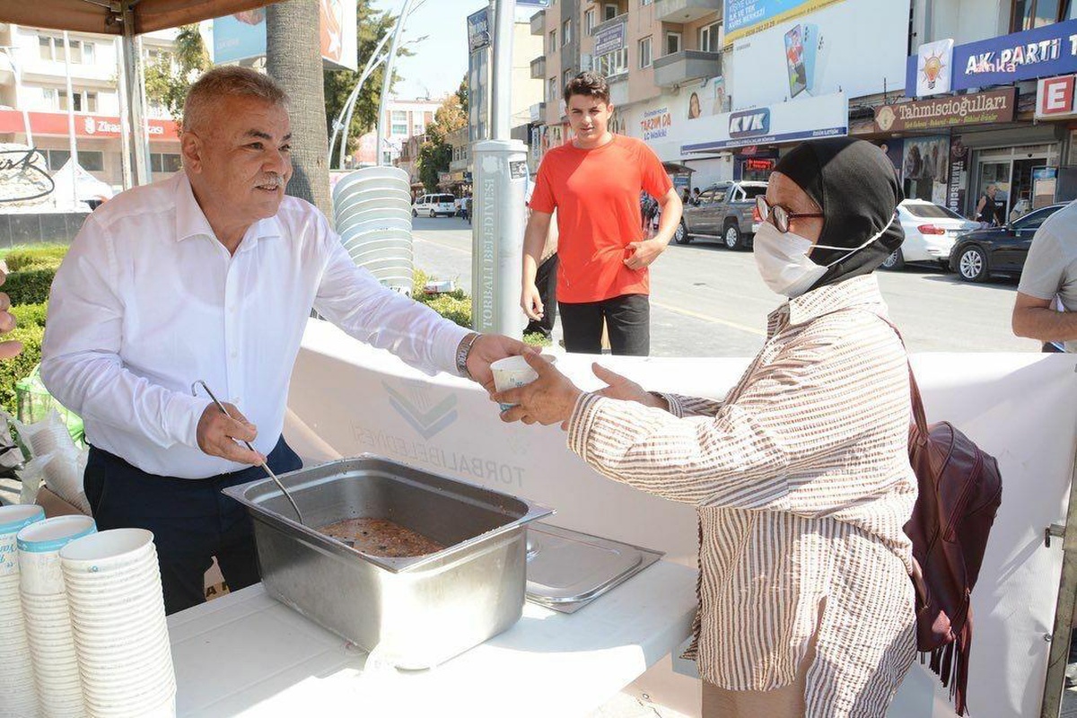 Torbalı Belediyesi\'nden Vatandaşa Aşure İkramı