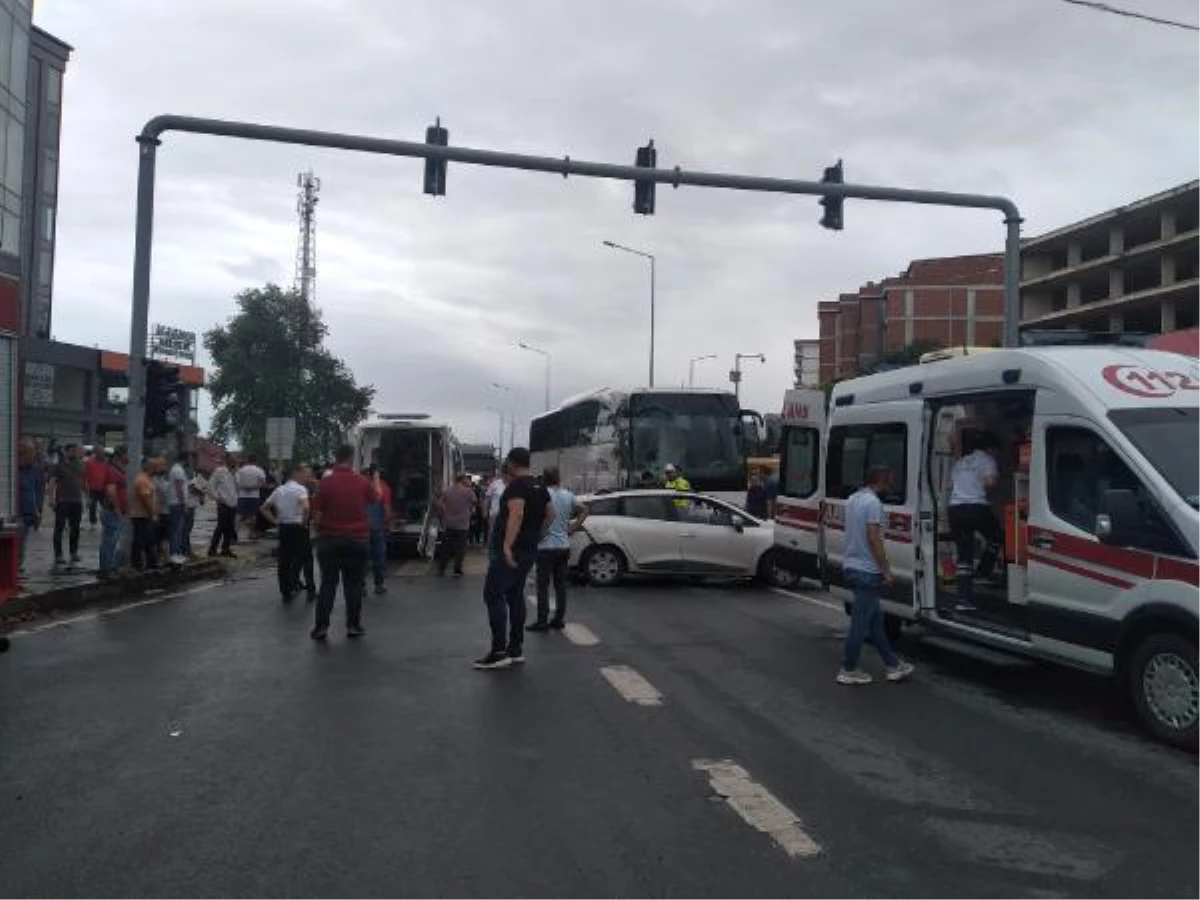 Tur otobüsünün kırmızı ışıkta bekleyen araçlara çarptığı kaza kamerada