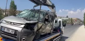 Ankara'da üç aracın karıştığı trafik kazasında 1 kişi öldü, 4 kişi yaralandı