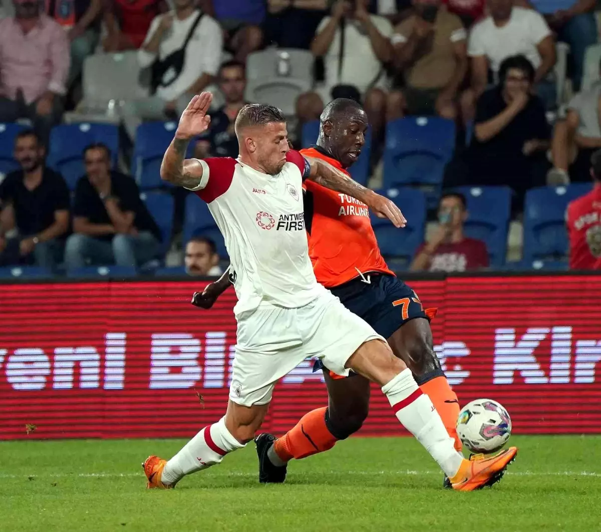 UEFA Avrupa Konferans Ligi: Başakşehir: 0 Royal Antwerp: 0 (Maç devam ediyor)