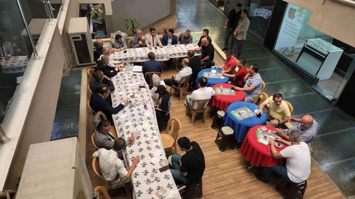 Vali Gürel Bedesten İş Hanı esnafı ile bir araya geldi