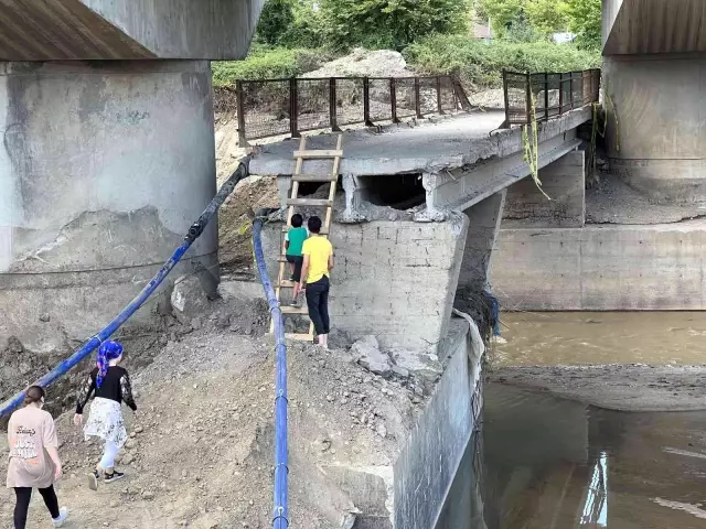 Yıkılan köprü köyü ikiye böldü, vatandaşlar karşıya geçebilmek için çile çekiyor